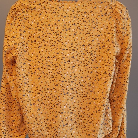 Levi's blouse. size Medium. Wrap style Tie front Yellow and white design - Picture 9 of 13